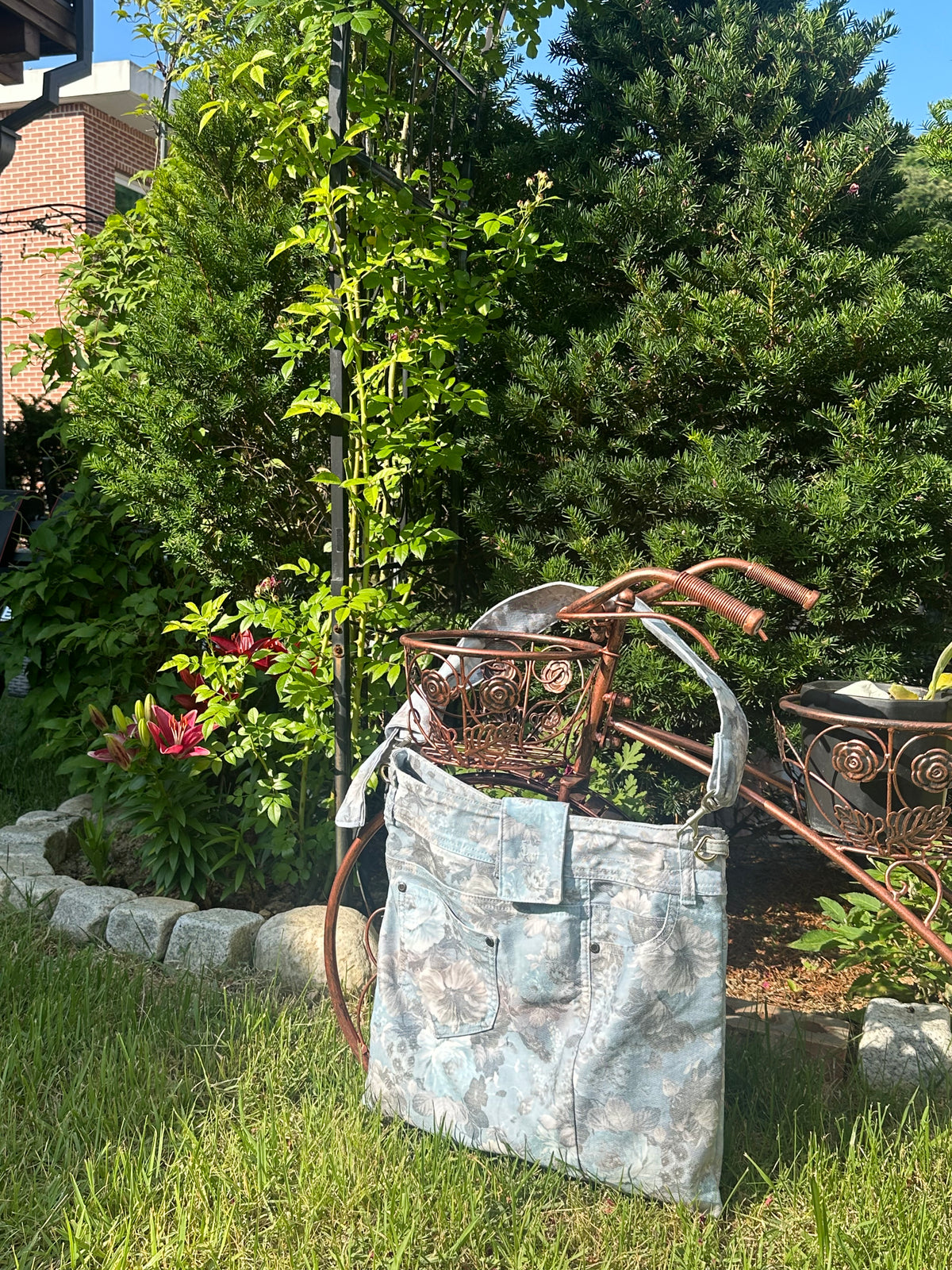 Body-fit hand wrapping upcycled Shoulder /Cross Bag - Women / 바디 핏 래핑 업사이클 워먼 숄더 크로스백 [여성 사이즈]