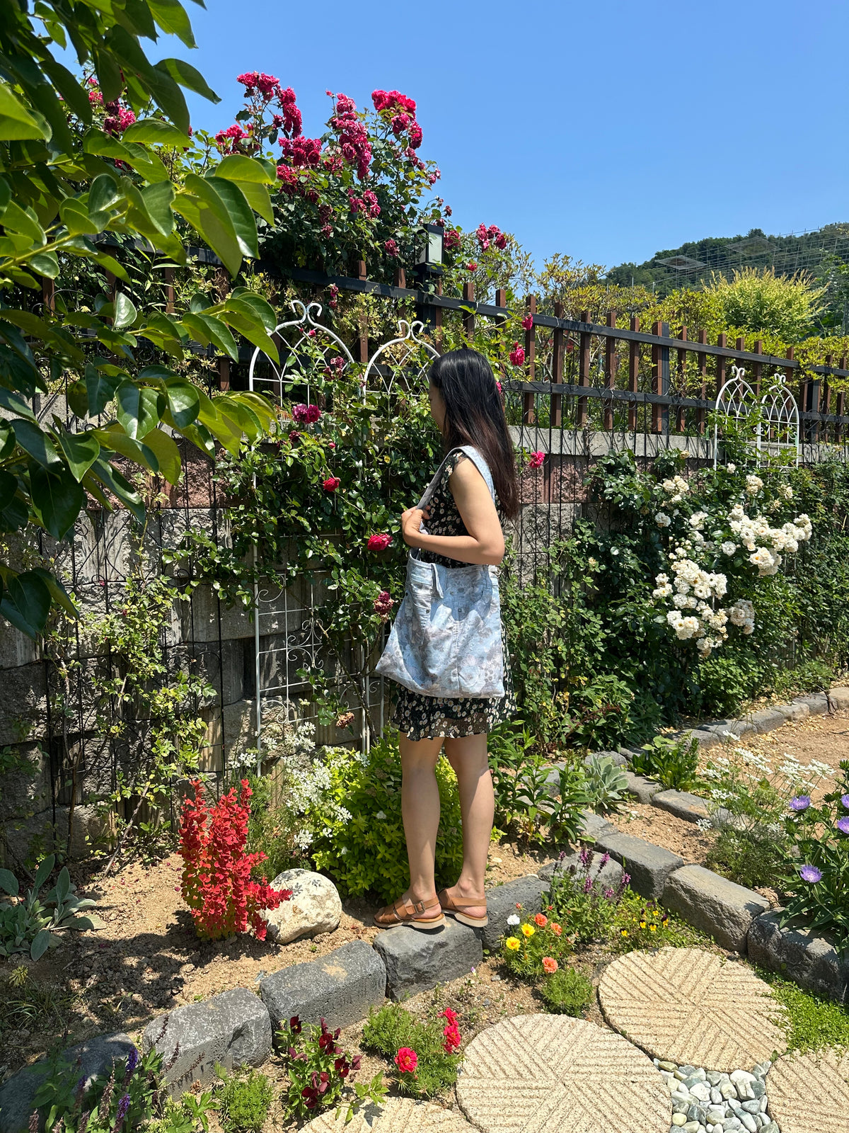 Body-fit hand wrapping upcycled Shoulder /Cross Bag - Women / 바디 핏 래핑 업사이클 워먼 숄더 크로스백 [여성 사이즈]
